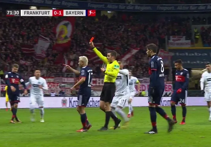 Blázinec v Německu! Rozhodčí vyloučil hráče, pak ho volal zpět ze šatny!