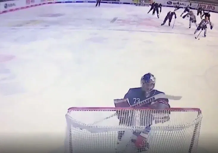 Génius, nebo podvodník? Hokejový brankář nevídaně vyřešil nájezd dva na nikoho!