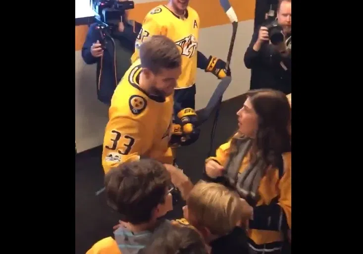 Nejlepší žádost o ruku v dějinách! Jak dokonale pomohl hokejista Arvidsson fanouškovi?