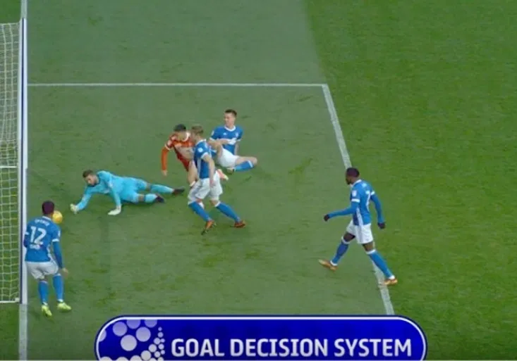 Polský čaroděj uchvátil Anglii. Gólman předvedl dva zázračné zákroky na čáře!