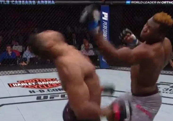 Holloway dál kraluje, vyzyvatel Aldo padl. Obr z Kamerunu předvedl brutální K.O.