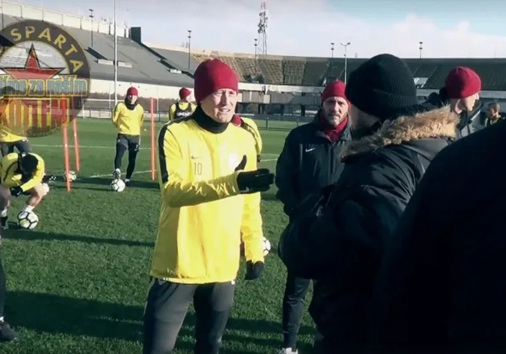 Fanoušci Sparty na tréninku: Dárek pro Stramaccioniho a hádka s Rosickým!