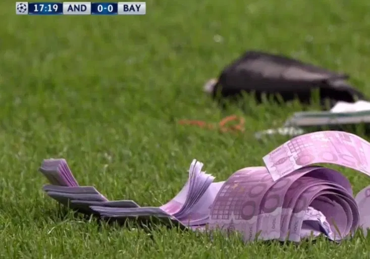 Originální protest fandů Bayernu! Proč na hřiště naházeli peníze a peněženky?