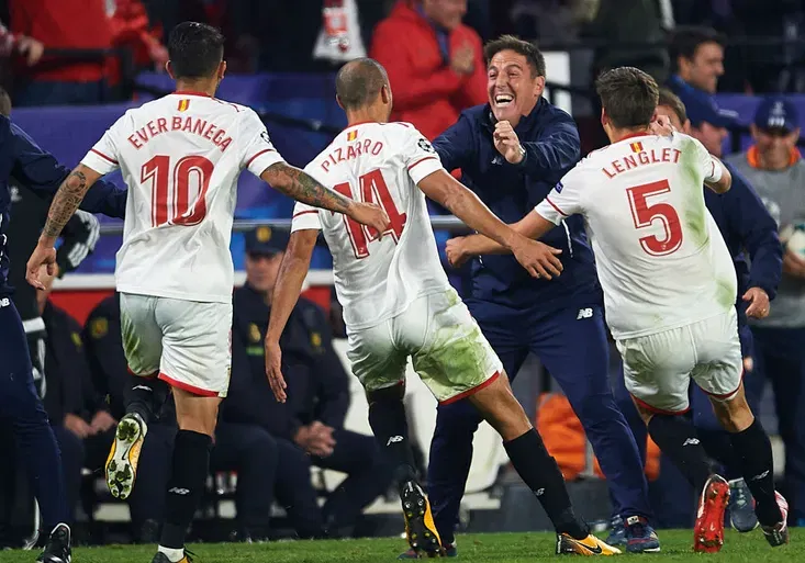 Co stálo za heroickým výkonem Sevilly? Trenér hráčům o poločase řekl šokující zprávu: Mám rakovinu!