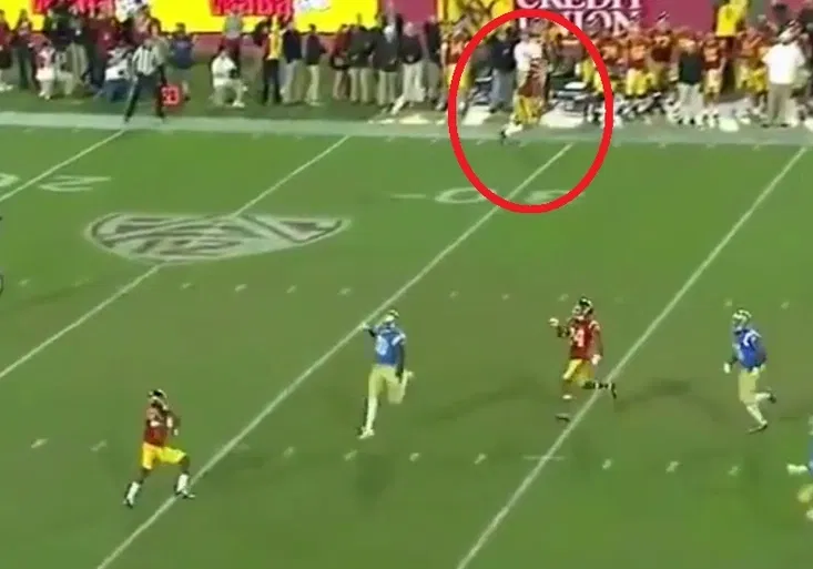 Dokonalý stěr! Americkým fotbalistům vyšel neuvěřitelný trik! Jak převezli soupeře?