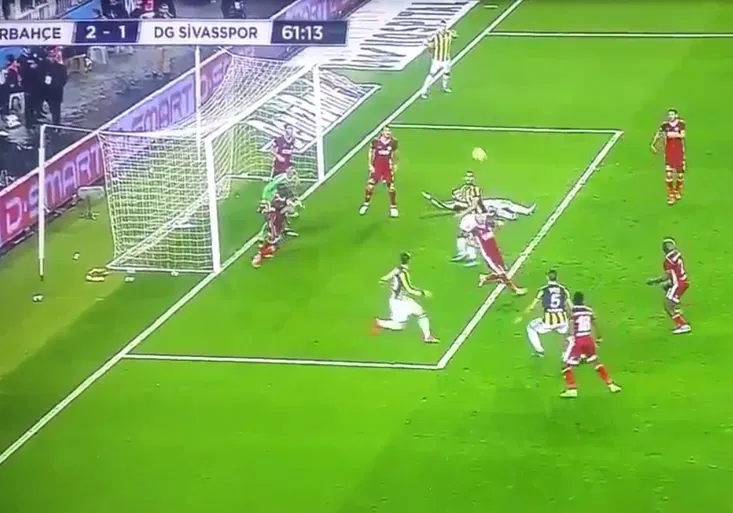 Jako z FIFY! Jak úchvatně zakončil Soldado neuvěřitelnou odráženou ve vápně?