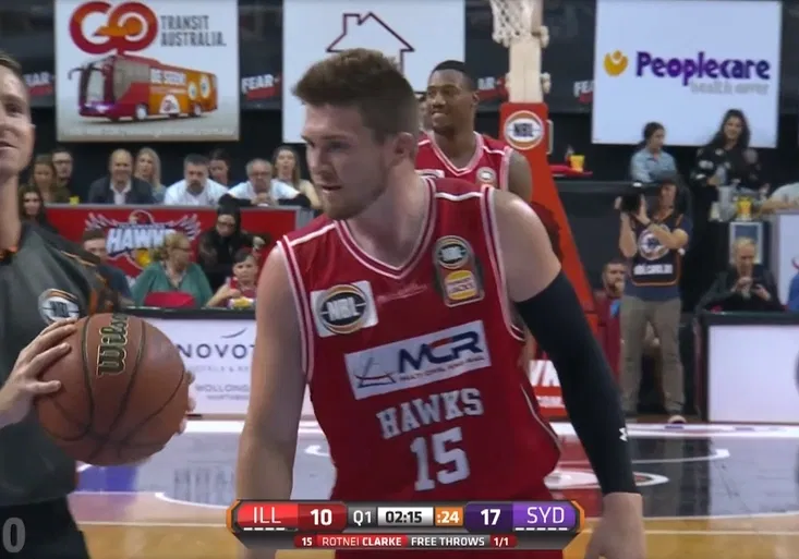 Nejhorší šestka v historii? Jak rozesmál basketbalista spoluhráče, soupeře i rozhodčí?