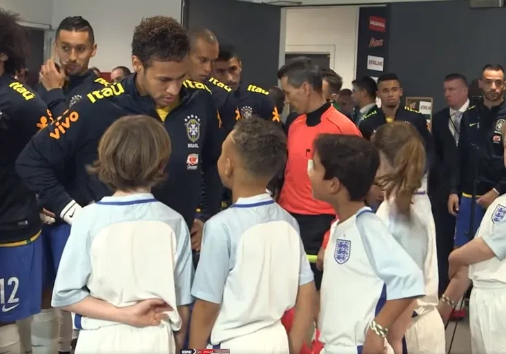 Zákeřná otázka malého fanouška! Čím překvapil Neymara v tunelu před zápasem?