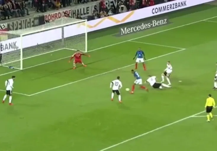 Francouzi perfektně rozebrali Německo! Jak si Martial povodil obránce?