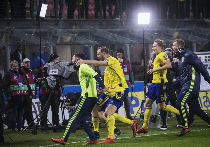 Nejdivočejší oslava postupu na MS! Švédové zbourali televizní studio