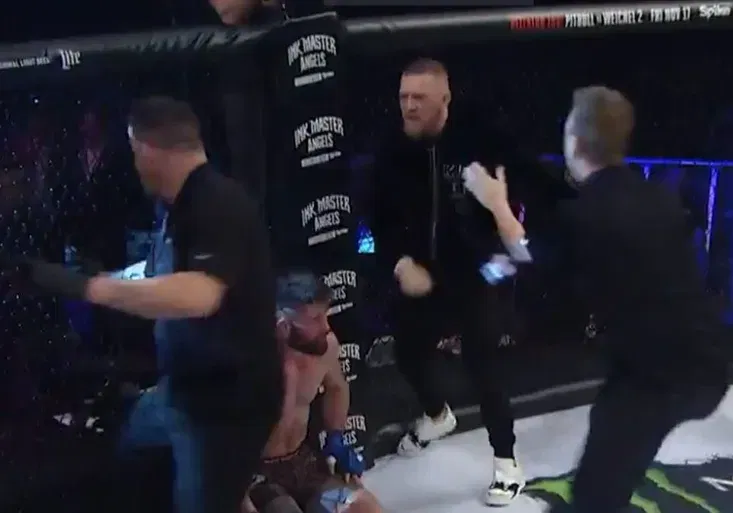 Šokující záběry Conora McGregora: Skočil do oktagonu a šel po rozhodčím!