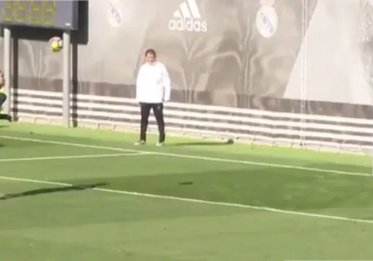 Cristiano Ronaldo dál baví fanoušky: Jak úžasně překonal brankáře „ramínkem“?