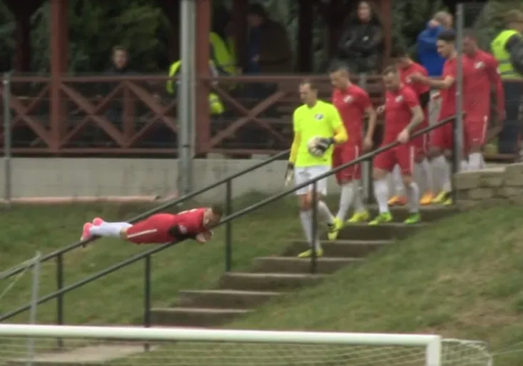 Akrobat z Maďarska! Podívejte se na nejoriginálnější nástup na hřiště všech dob!