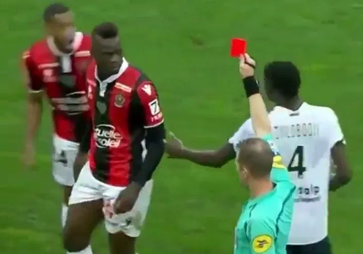 Blázen Balotelli úřadoval! Vítězný gól, červená karta a ještě neuvěřitelně vyděsil funkcionáře!