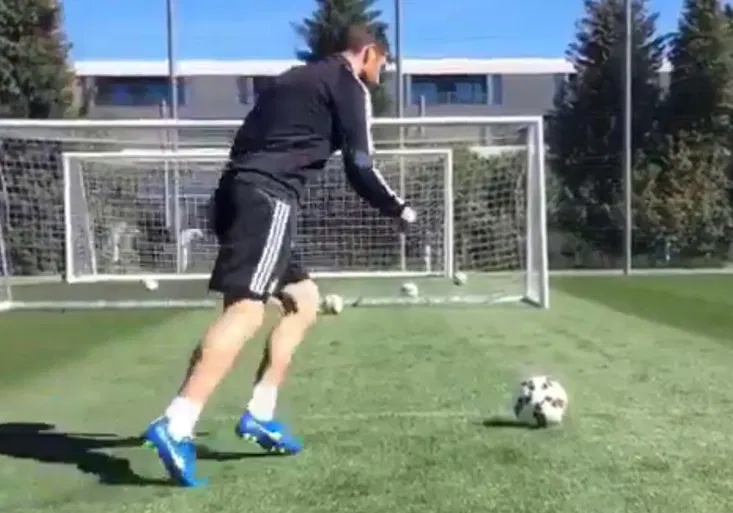 To byste od něj nečekali! Sergio Ramos předvedl, jak trénuje trestňáky!