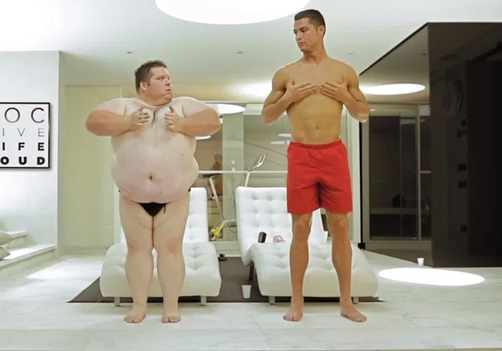 Nejbizarnější RONALDOVO video! Kdo mu pomáhá dostat se do kondice?