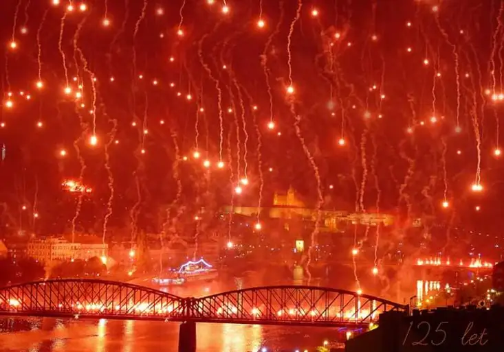 Parádní pocta! Slávisté na oslavu výročí 125 let ozářili Prahu!