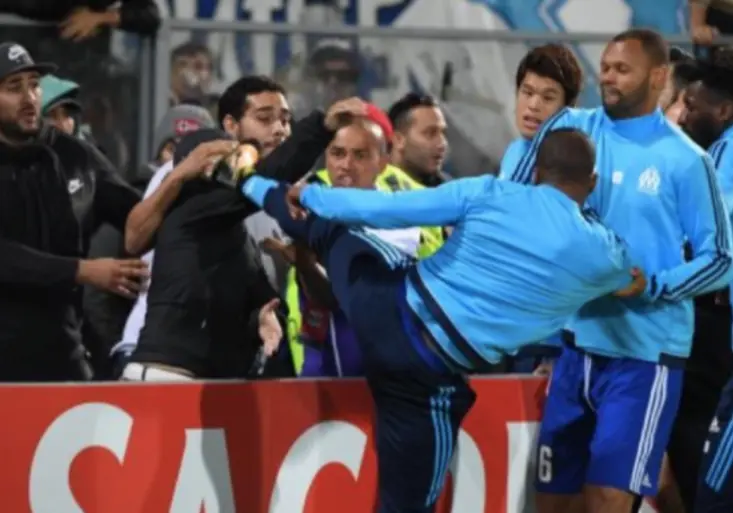 Šílenost! Obránce Marseille Evra jako Cantona zaútočil na fanouška kopem do hlavy!