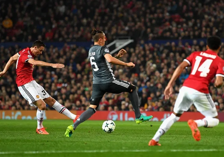 Manchester zdolal Benfiku i díky kuriózní trefě. PSG a Bayern slaví postup do osmifinále LM