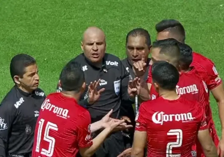 Cirkus v Mexiku! Rozhodčí ukončil zápas sekundu před vyrovnáním