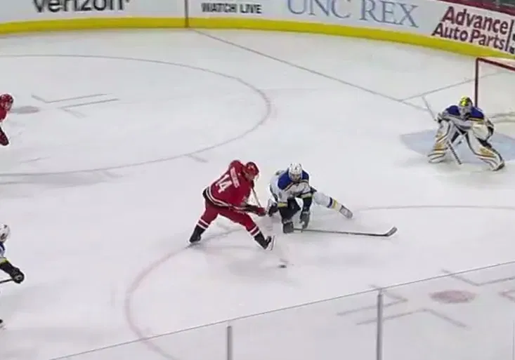 Přihrávka roku? Útočník Caroliny si pohrál se soupeři jako kouzelník!