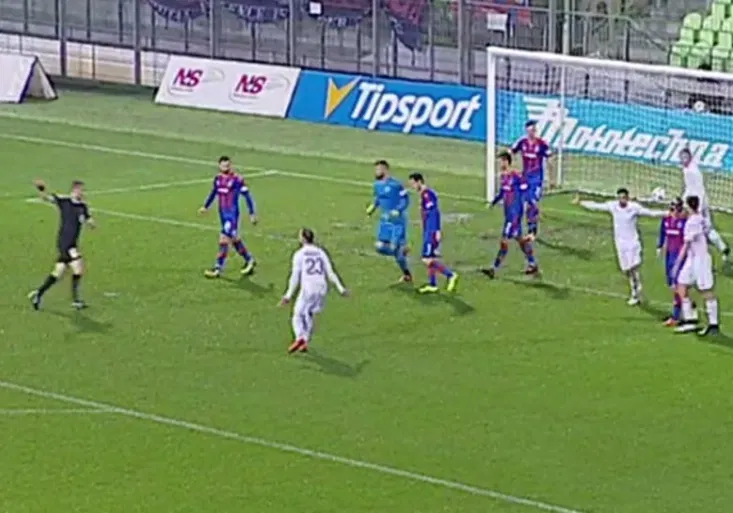 Wágner postrčil Limberského a pískal se faul. Sebral rozhodčí Karviné gól?