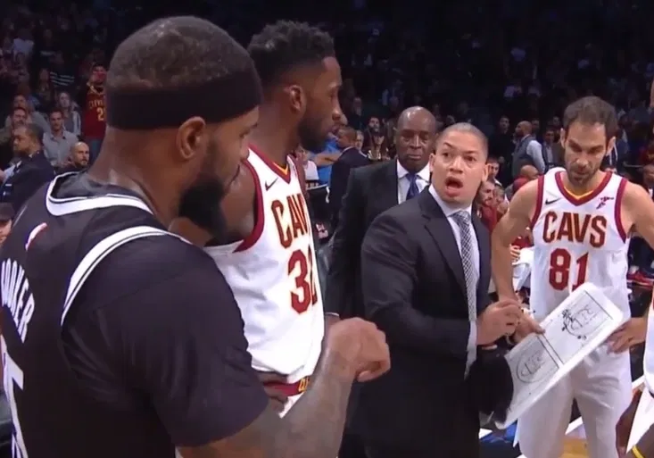 Špion v NBA! Basketbalista si perfektně vystřelil z trenéra týmu soupeře