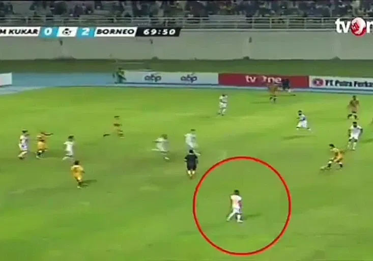 Rychlejší než Bolt! Z raketového indonéského fotbalisty nebudete chápat!