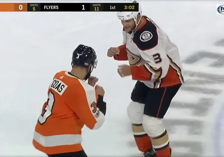 Potupa pro Gudase? Kanadský řízek ho složil jednou ranou "na supermana"!