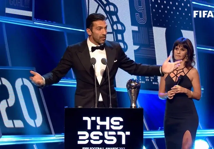 Buffon pobavil hvězdy i fanoušky. Při předávání cen odmítl tlumočníka a pral se s angličtinou