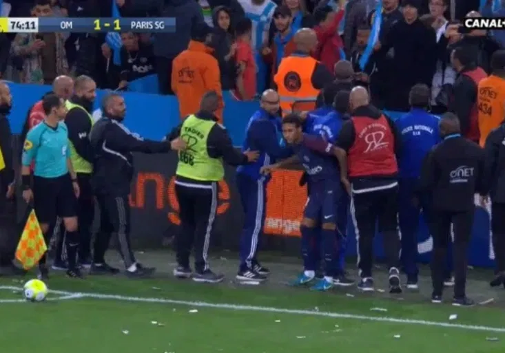 Ostuda v Marseille! Neymar potřeboval při rohovém kopu ochranku