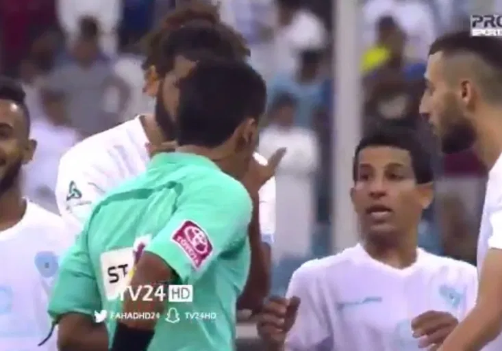 Nevídaná šou rozhodčího! Nasimuloval pád a ještě dal hráči žlutou kartu!