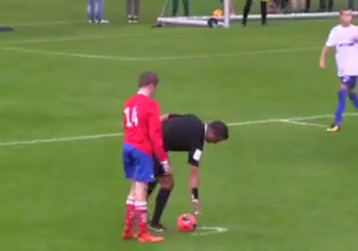 Norský rozhodčí je hvězdou internetu! Hráče donutil postavit nejzbytečnější zeď na světě!