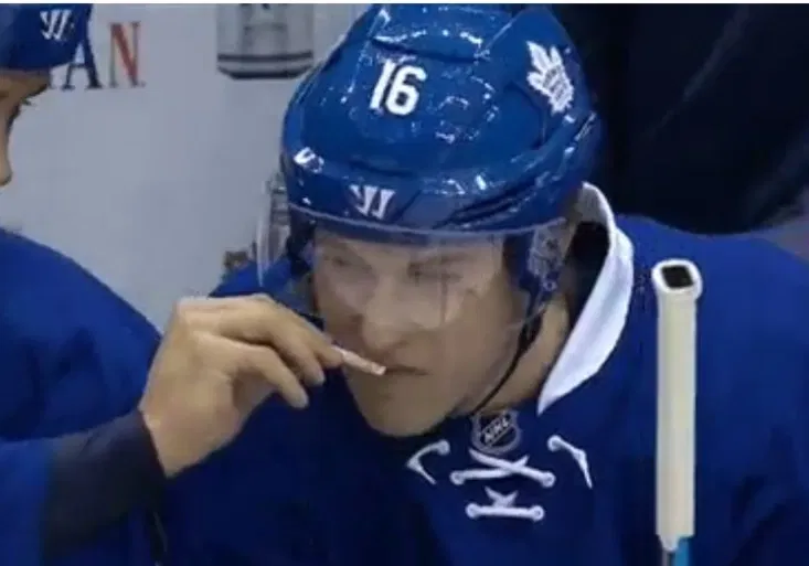 Supertalent Marner baví NHL neuvěřitelnými scénkami. Co šňupe s kamarádem na střídačce?