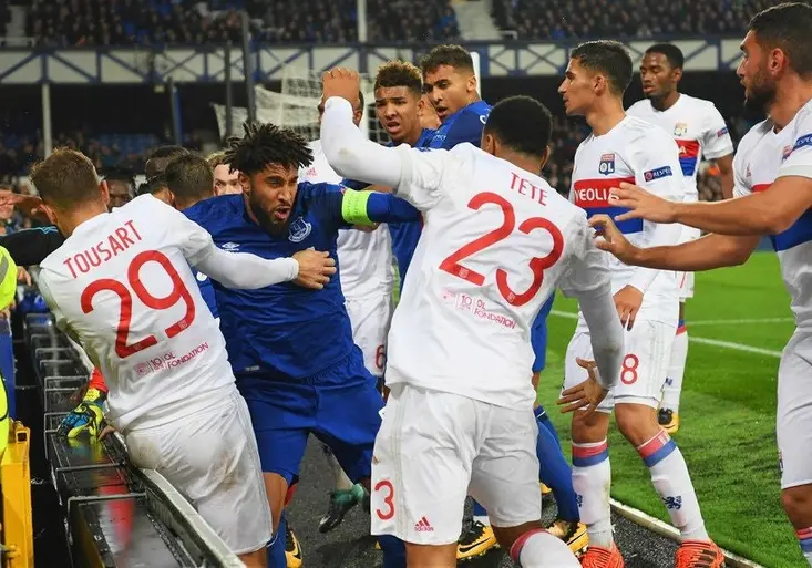 To je na blázinec! Fanoušek Evertonu se chtěl bít s hráči Lyonu a držel u toho dítě