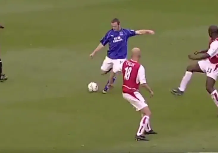 15 let od legendárního Rooneyho gólu! Vzpomínáte, jakou velkou pravdu křičel komentátor?