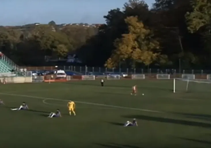 Protest proti rozhodčímu, jaký jste neviděli! Hráči v Bosně si sedli na zem, soupeř nemilosrdně trestal!