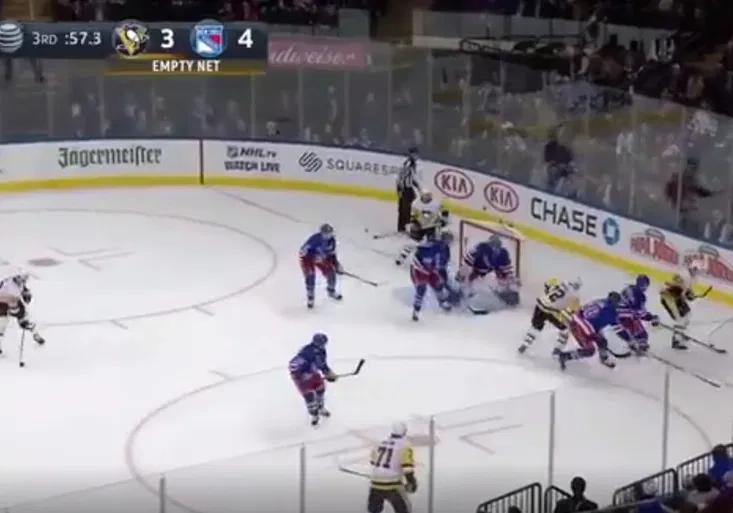 Další Crosbyho genialita! Gól dal zády k bráně, když stál za brankovou čárou! Neuvěřitelné!