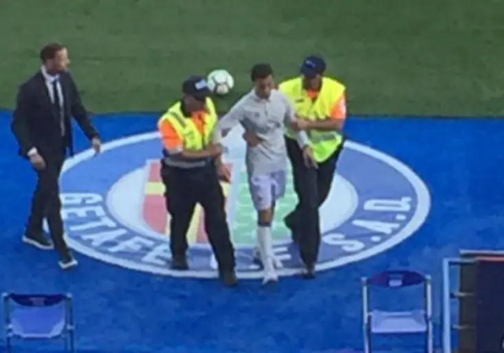 Pozdvižení během zápasu Realu: „Cristiana Ronalda“ vyvedli ze hřiště