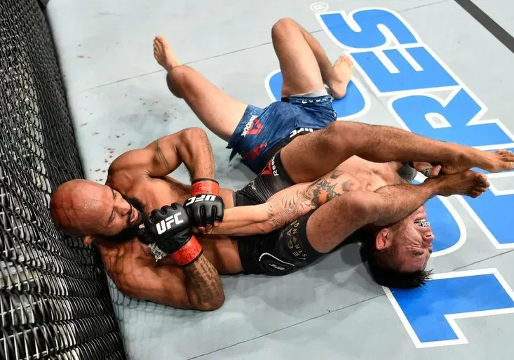 Neskutečná submise! Demetrious Johnson zničil soupeře a má rekordní obhajobu v UFC