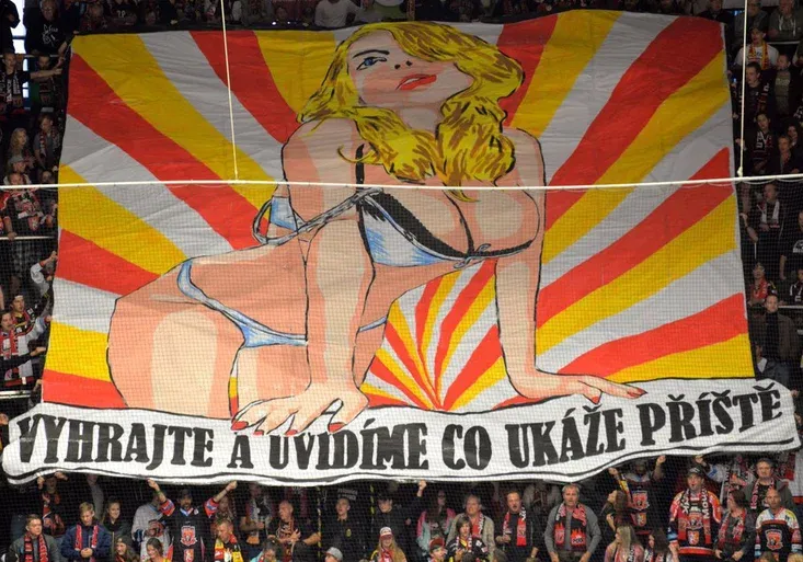 Fanoušci hokejového Hradce dodrželi slib. Za výhru svlékli vyvinutou fanynku!