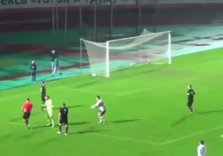 Jedině v Rusku! Sudí neodpískal dvě jasné penalty, komentátor to neunesl a odešel!