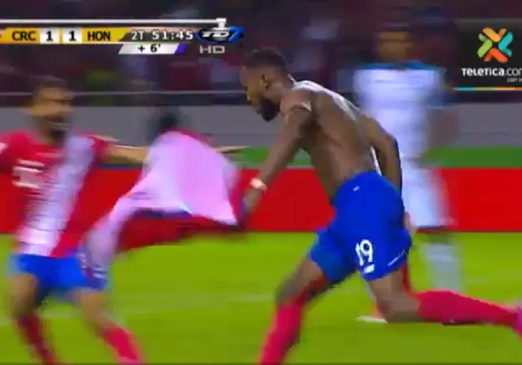 Totální euforie! Hráči Kostariky i komentátor se po postupovém gólu v nastavení zbláznili radostí!