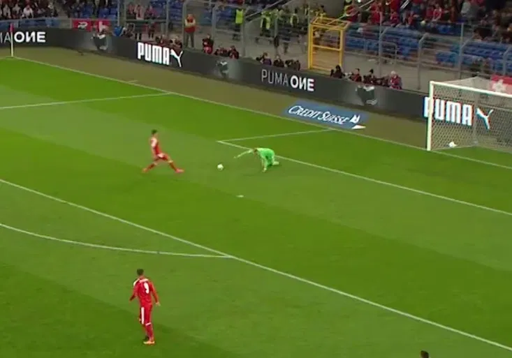 Povolejte teplákového krále Gábora! Nový brankář Maďarska daroval Švýcarům nejsměšnější gól kvalifikace