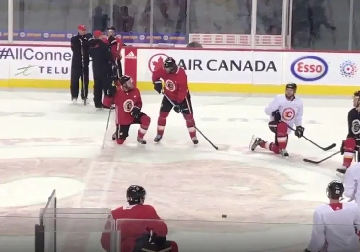 Jágr už trénoval s Calgary! Spoluhráče vyučoval na ledě jako ve škole!