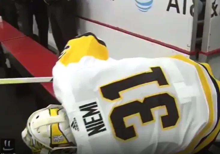 Trapas Pittsburghu! Brankář se málem přerazil při nástupu, Tučňáci pak chytli desítku!