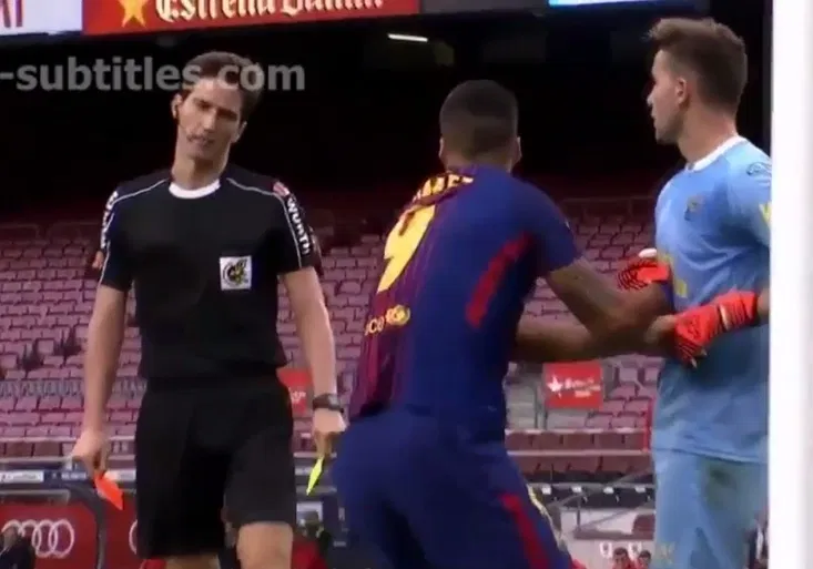Ztichlý Camp Nou odhalil perly! O čem debatoval Suárez s rozhodčím po simulaci?