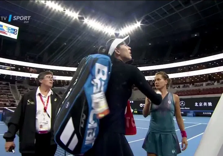 Strýcová vyřadila světovou jedničku. Nemocná Muguruza zápas skrečovala