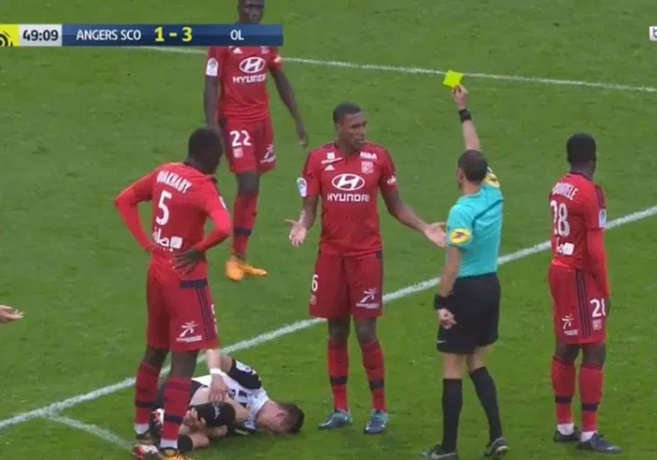 Nejzbytečnější červená karta sezony? Lyon za roztržitost beka draze zaplatil