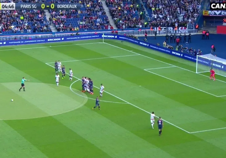 Trefa z jiného světa! Neymar úžasně proměnil standardku, pak asistoval Cavanimu